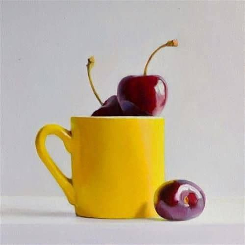 Nature morte d'une tasse jaune avec des cerises rouges en photo